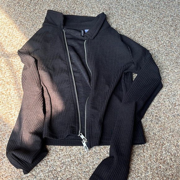 H&M Crop Zipup - Picture 1 of 2
